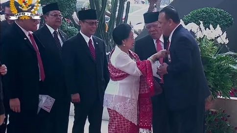 Ketua Umum PDIP Megawati Soekarnoputri terpantau membetulkan dasi Ketua Komisi Pemberantasan Korupsi (KPK) Firli Bahuri.
