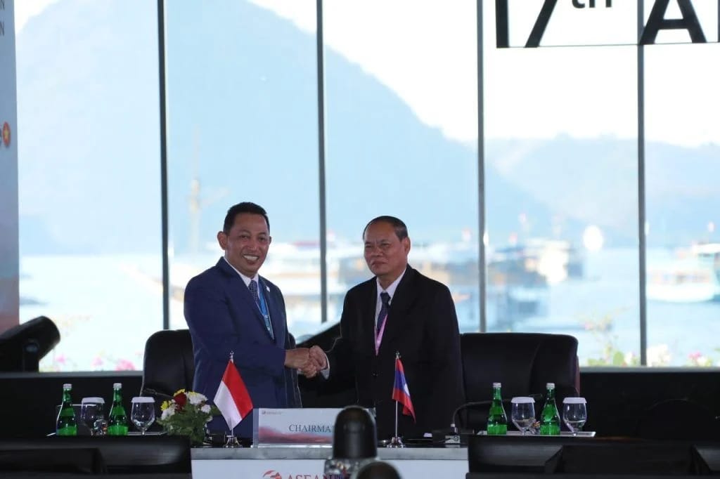 Serah terima Keketuaan AMMTC dari Kapolri Jendral Listyo Sigit ke Letjen Vilay Lakhamphong dari Laos.