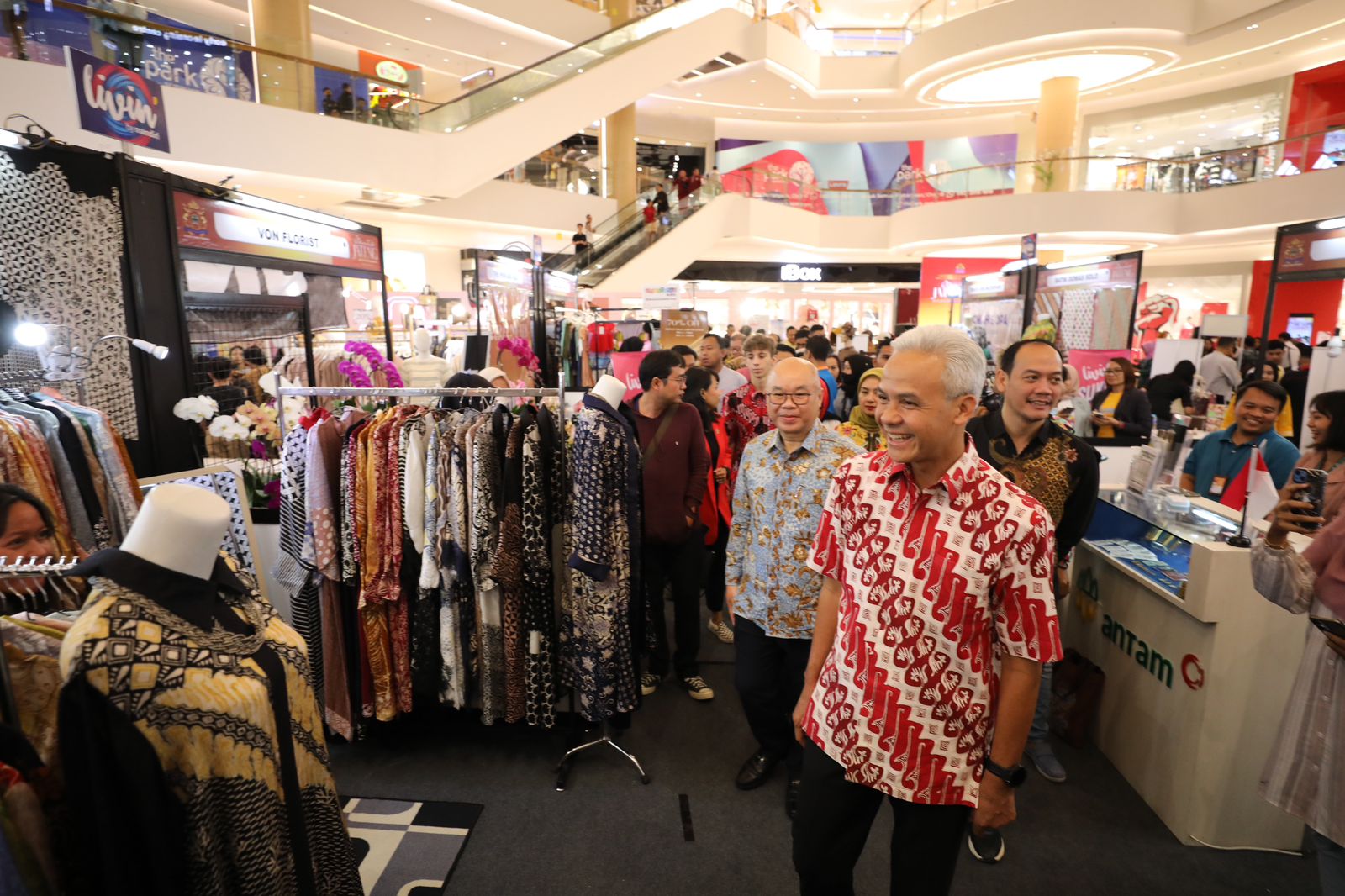 Gubernur Jateng Ganjar Pranowo saat me-launching Great Sale dan Pameran Otentik Jateng