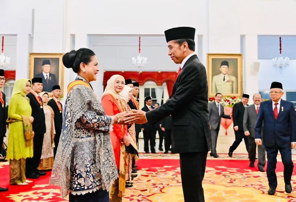 Presiden Joko Widodo menganugerahkan Tanda Kehormatan Bintang Republik Indonesia kepada Ibu Iriana, istrinya.
