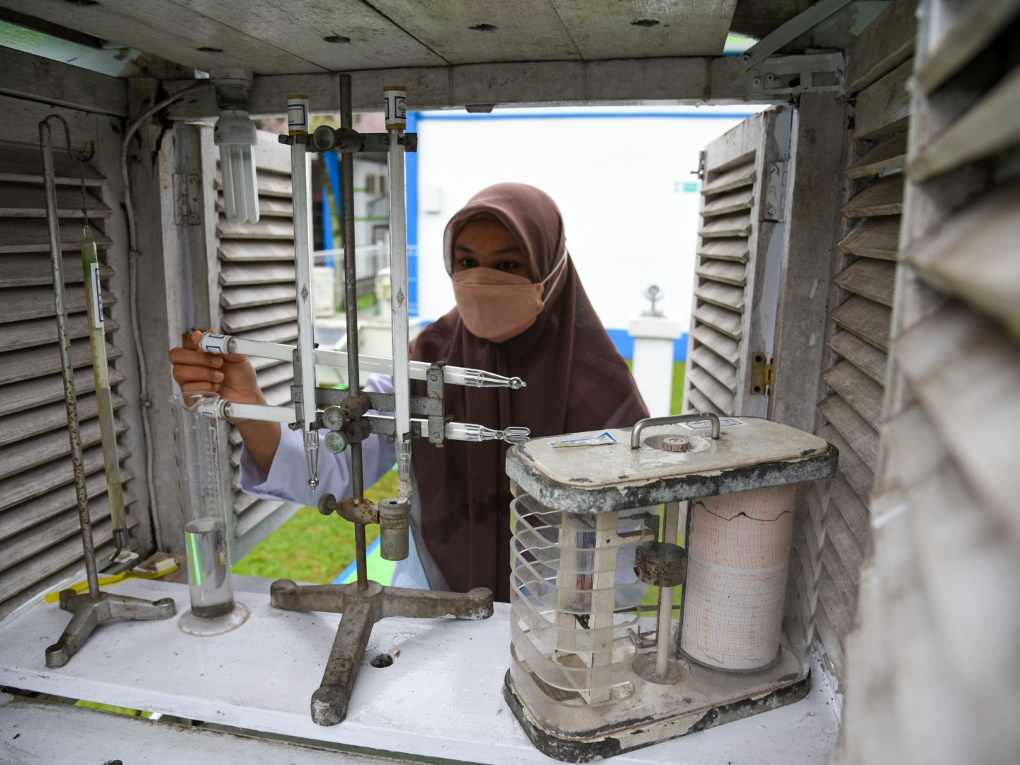 Petugas memeriksa alat termometer suhu di kantor Balai Besar Metereologi Klimatologi dan Geofisika (BBMKG) Wilayah I Medan, Sumatra Utara.