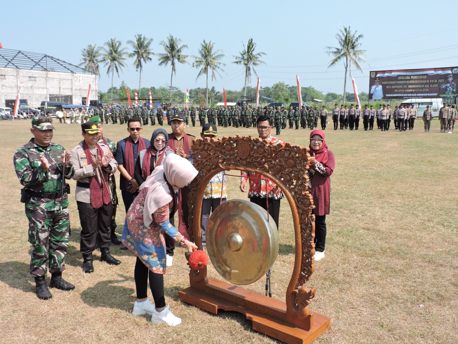 Bupati Sri Mulyani memukul gong tanda kegiatan KBMKB di Desa Banyuaeng resmi ditutup