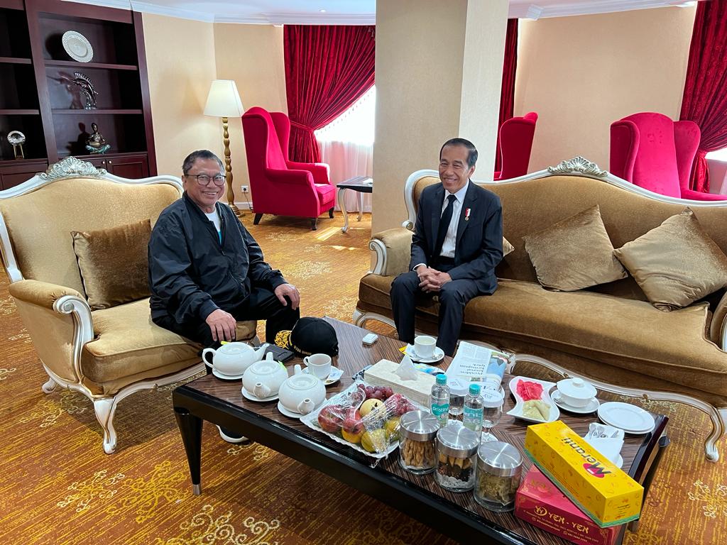 Ketum DPP Hanura Oesman Sapta berbincang dengan Presiden Joko Widodo di Medan, Sumatra Utara