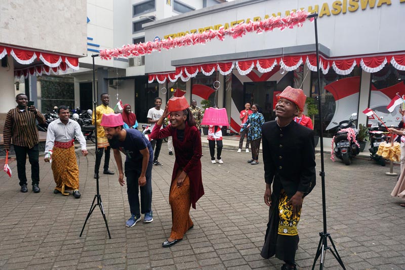 Sejumlah mahasiswa asing di UMP terlihat menikmamti sejumlah lomba yang diselenggarakan dengan mengenakan pakaian adat.