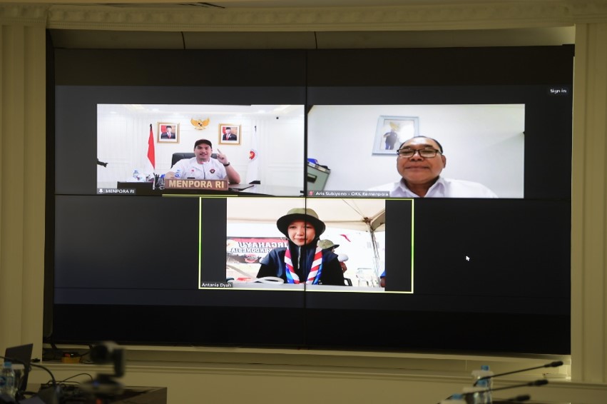 Menpora Dito Ariotedjo (kiri atas) berbincang dengan Antania Dyah (bawah), wakil Indonesia di Jambore Pramuka Dunia secara virtual.