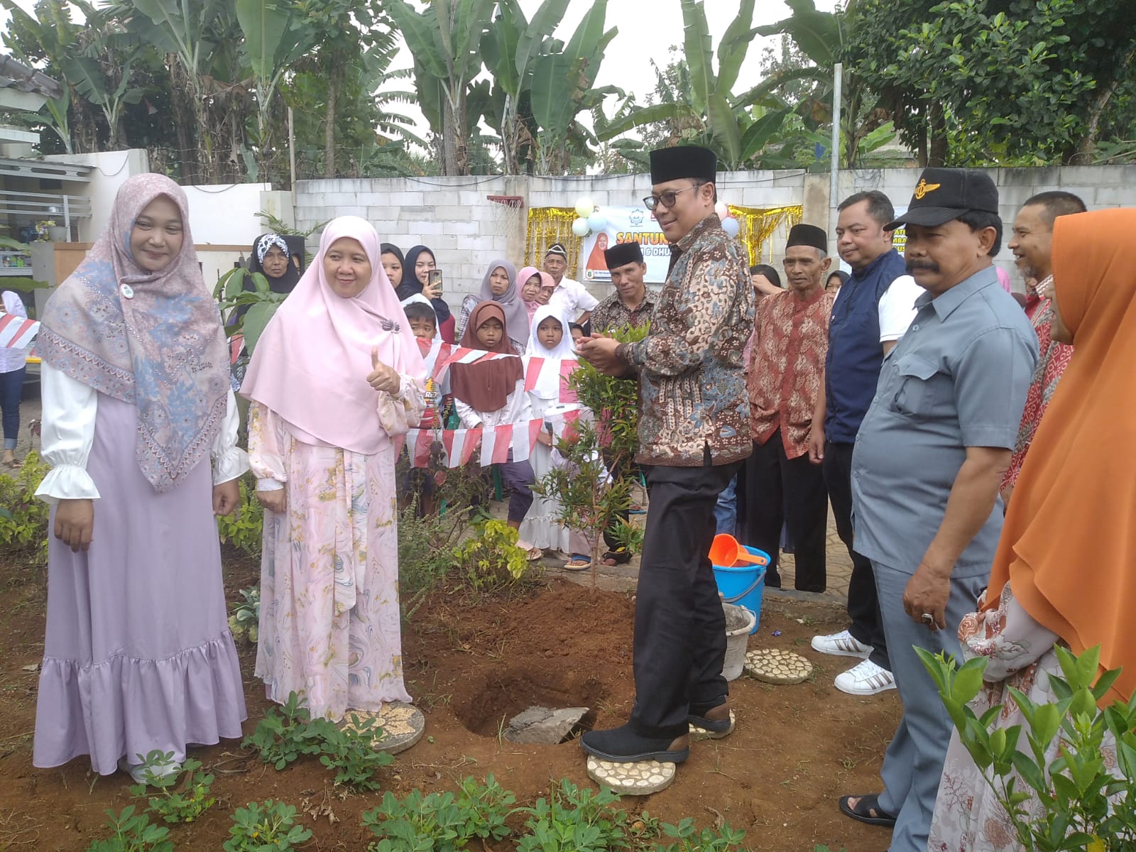 Wali Kota Sukabumi, Achmad Fahmi, melakukan peletakan batu pertama pembangunan sekolah inklusi di Sukabumi, Jawa Barat, Minggu (6/8). 