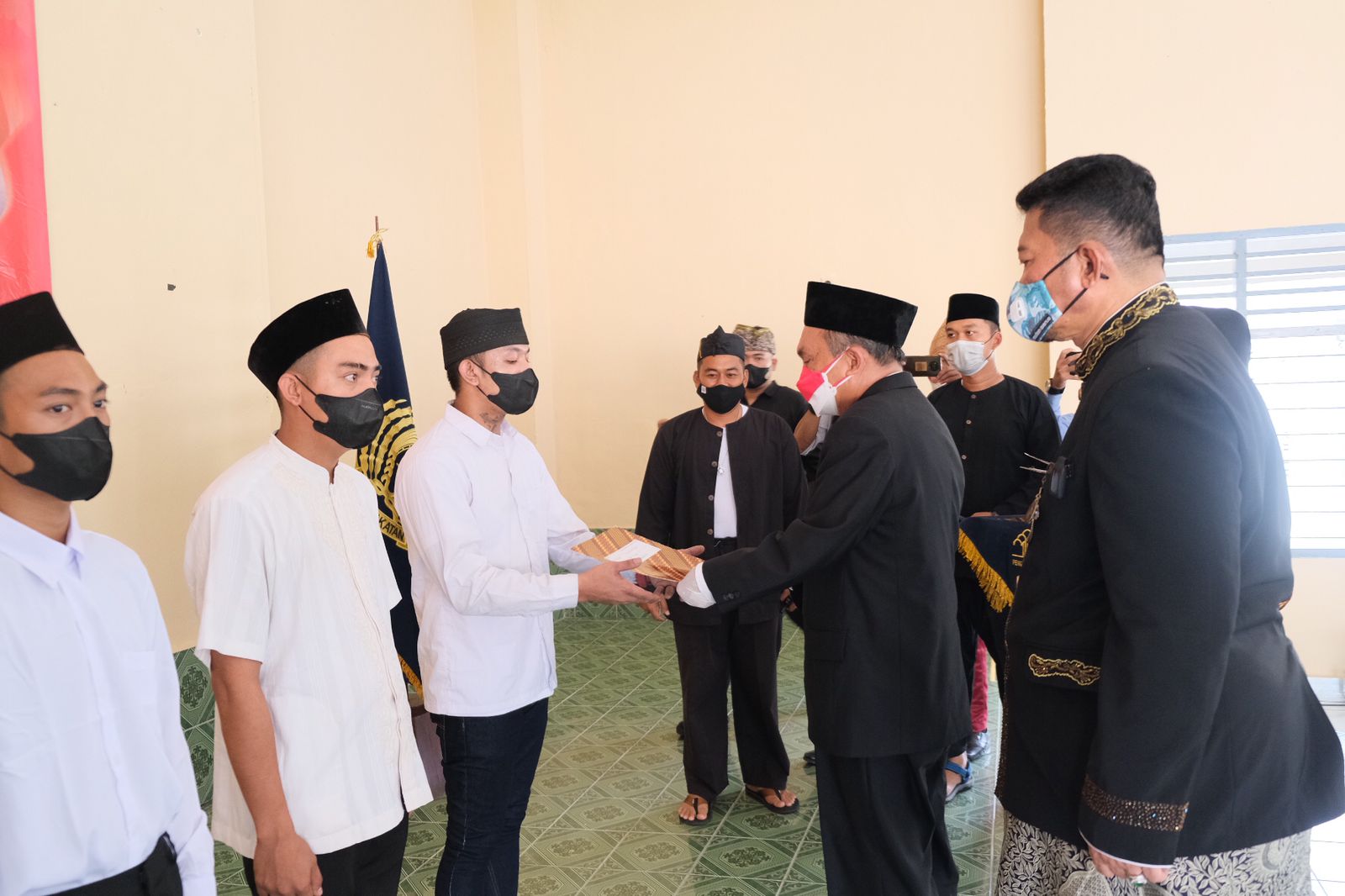 Ilustrasi penyerahan surat remisi pada narapidana di Babel