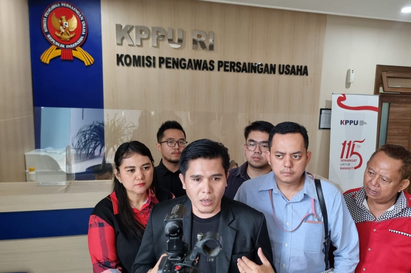 Dato Zainul Arifin (kemeja hitam). 