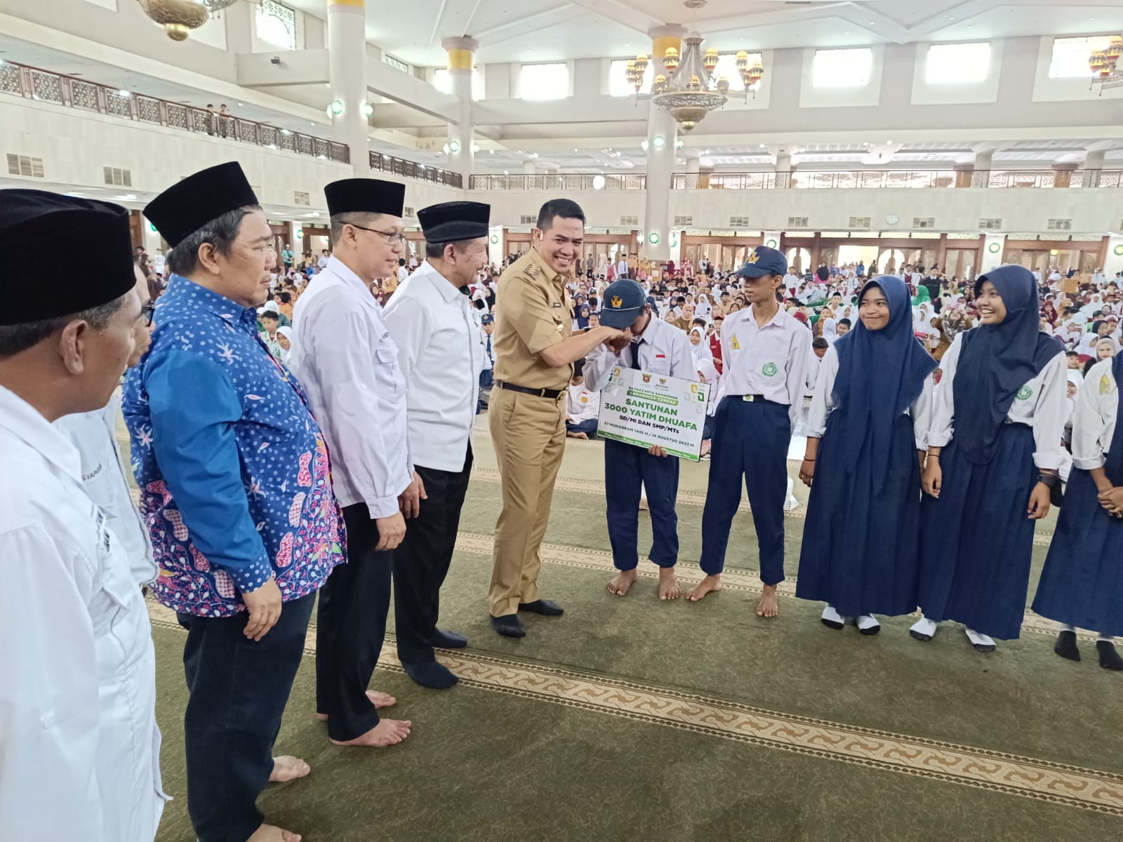 Baznas memberikan santunan kepada anak yatim piatu dan dhuafa di Samarinda, Kalimantan Timur