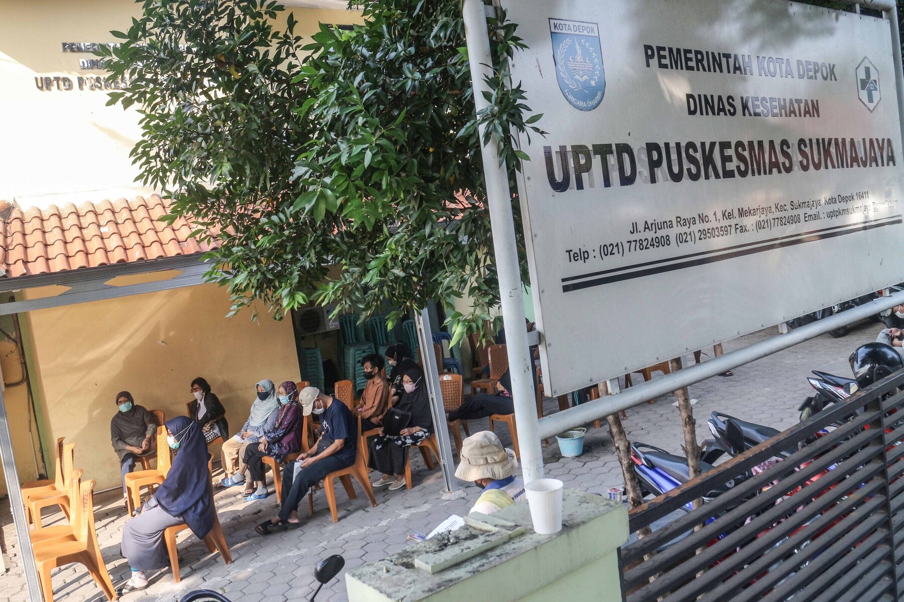 Sejumlah warga antre untuk berobat di Puskesmas Sukmajaya, Kota Depok.