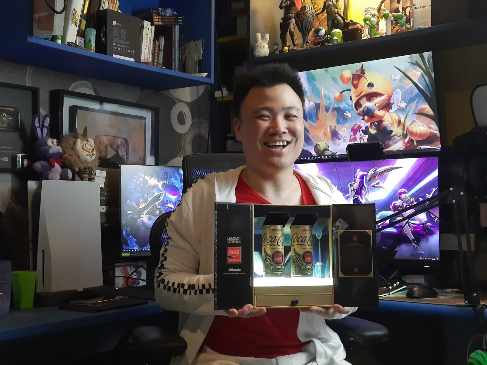 Hans Joomers saat membuka paket Coca Cola x League Of Legends