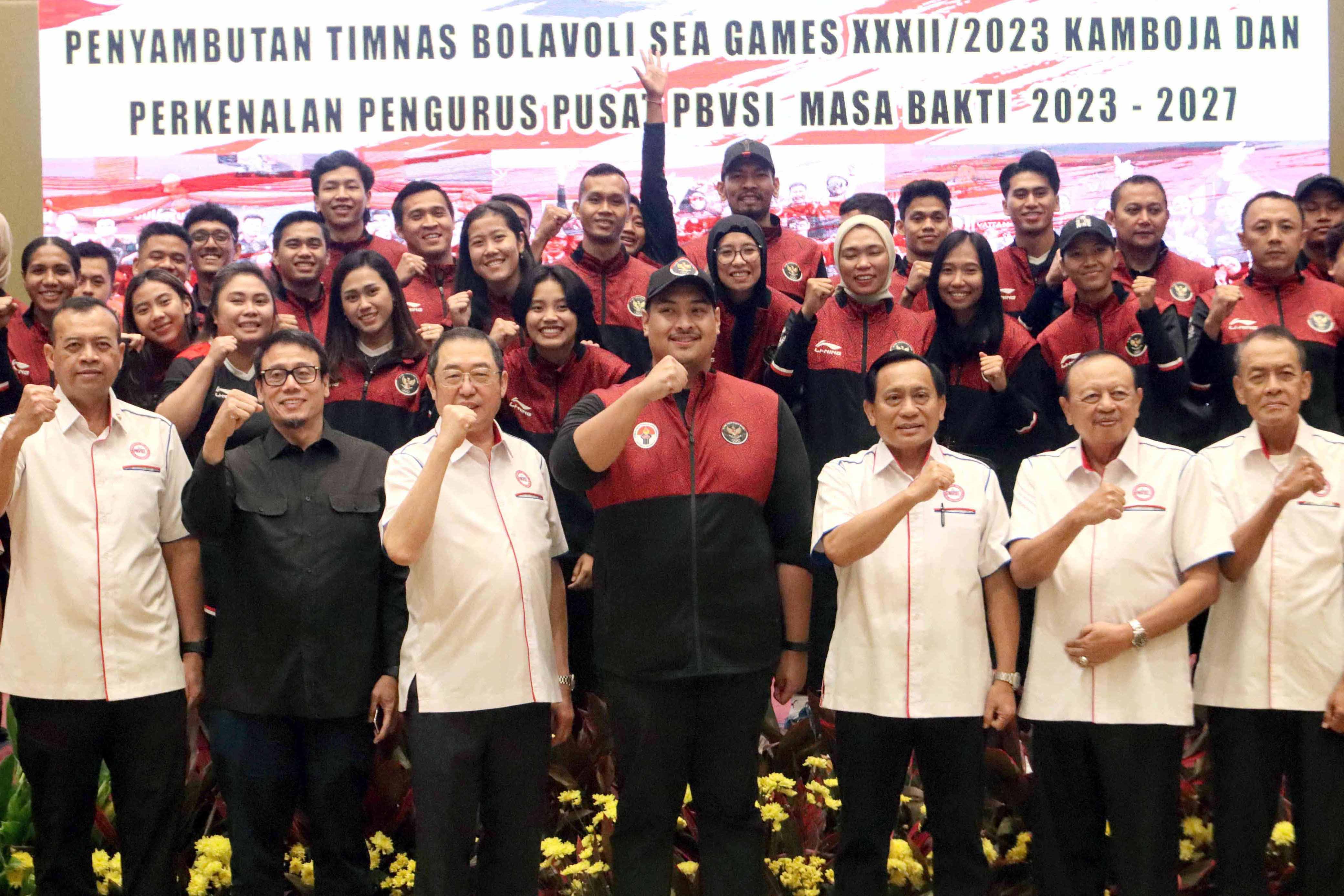 Menpora Dito Ariotedjo  tengah) bersama Ketua Umum Persatuan Bola Voli Seluruh Indonesia Imam Sudjarwo (keempat kanan) dan jajarannya.