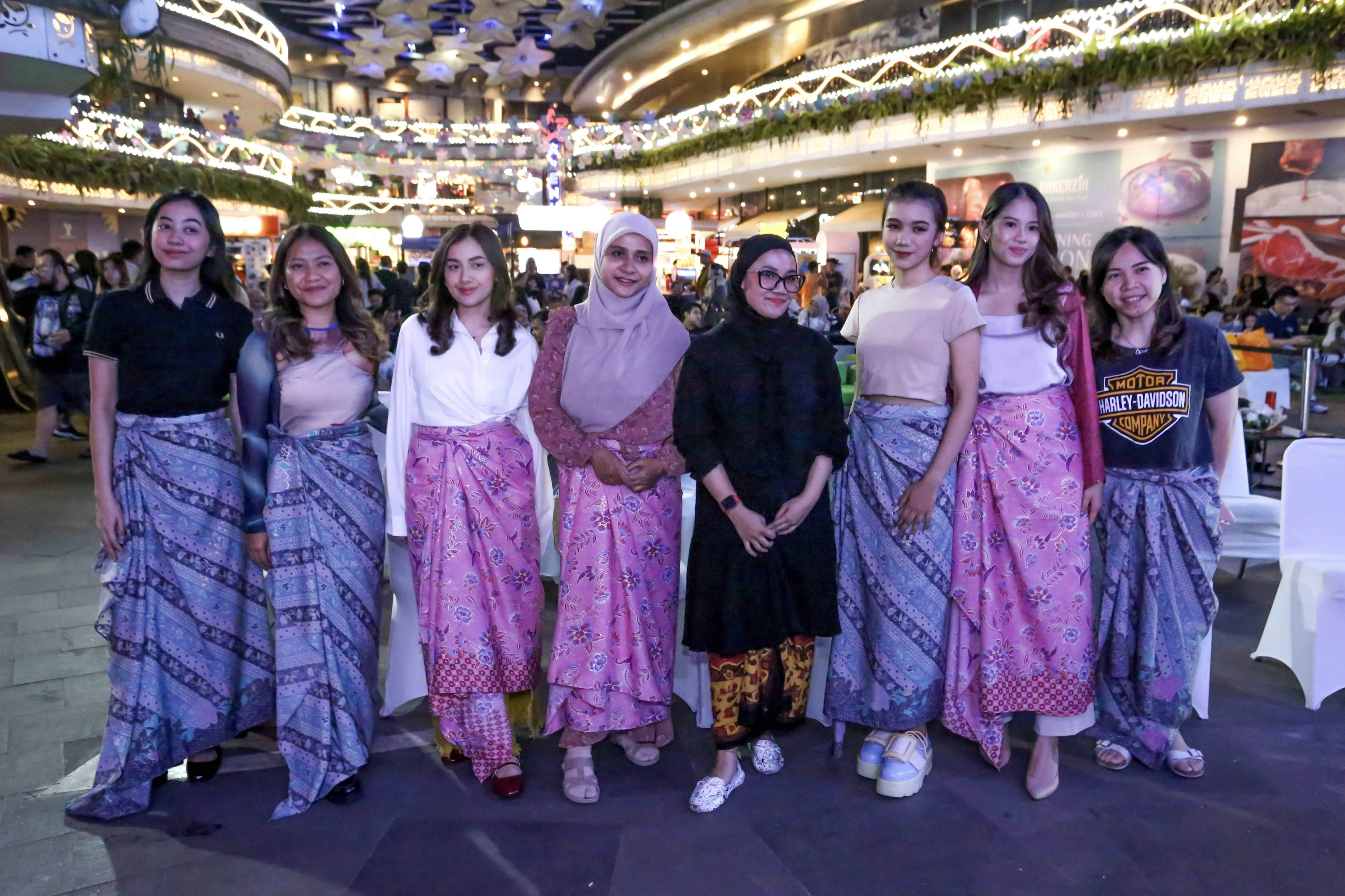 Peserta lokakarya kain Indonesia di ajang SoKlin Bangga Indonesia