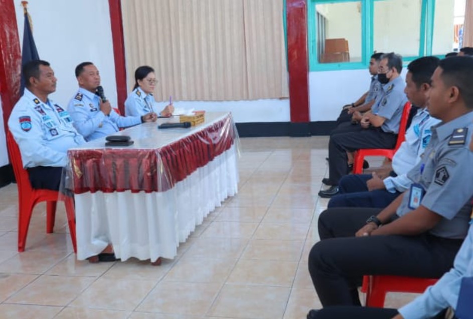 Kadivpas NTT Maliki ketika memberi arahan di Rutan Maumere.