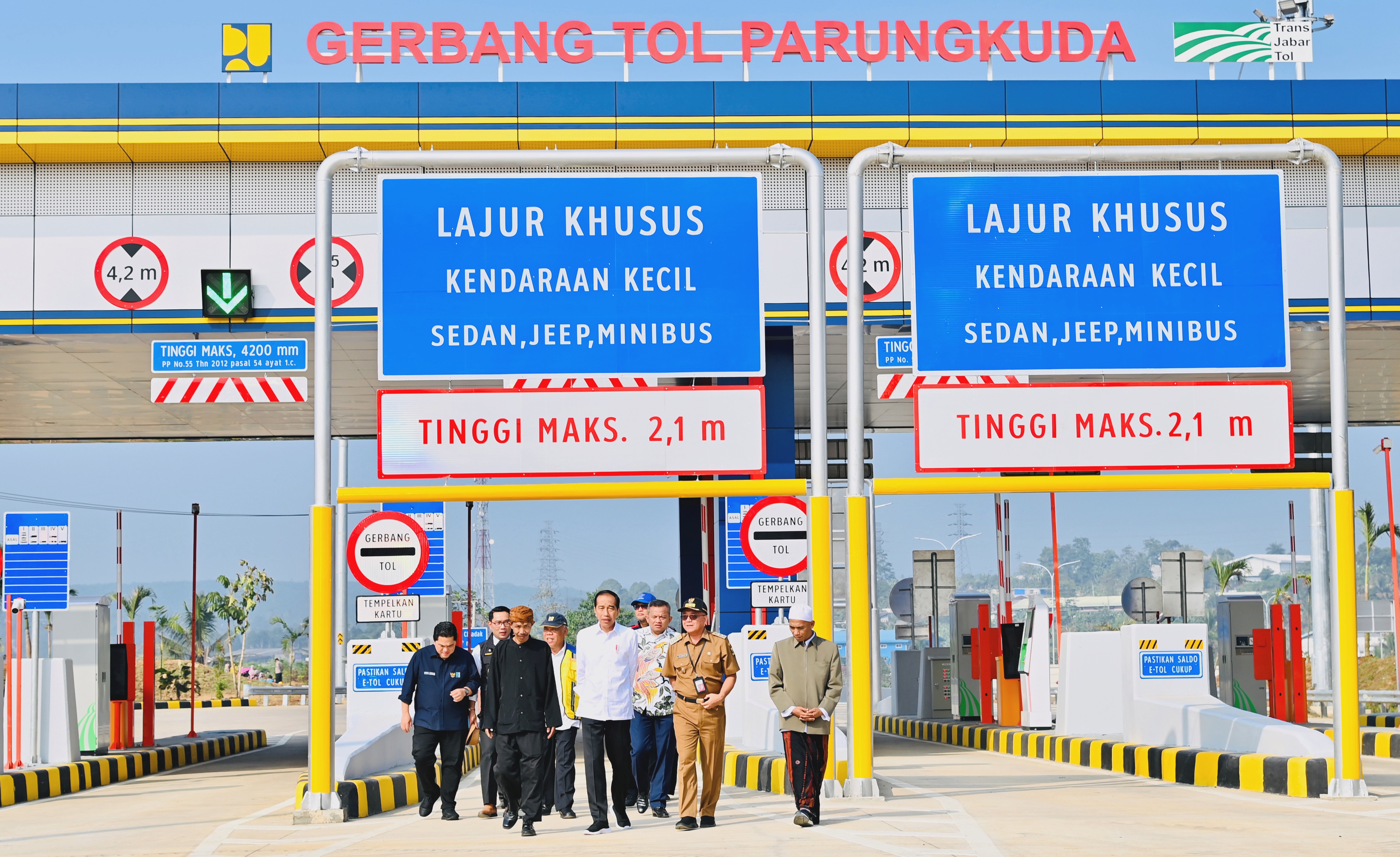 Presiden Joko Widodo meninjau gerbang tol dalam peresmian Jalan Tol Ciawi-Sukabumi ruas Cigombong-Cibadak di Gerbang Tol Parungkuda.