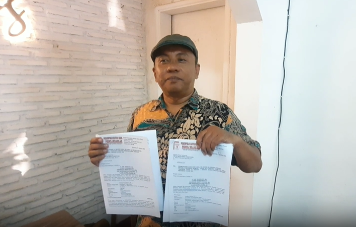 Kuasa hukum menunjukkann surat uji materiil UU Pemilu