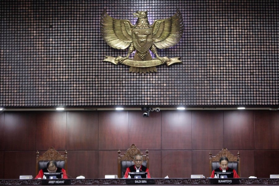 Para hakim MK dalam sidang uji materi di gedung MK, Jakarta.