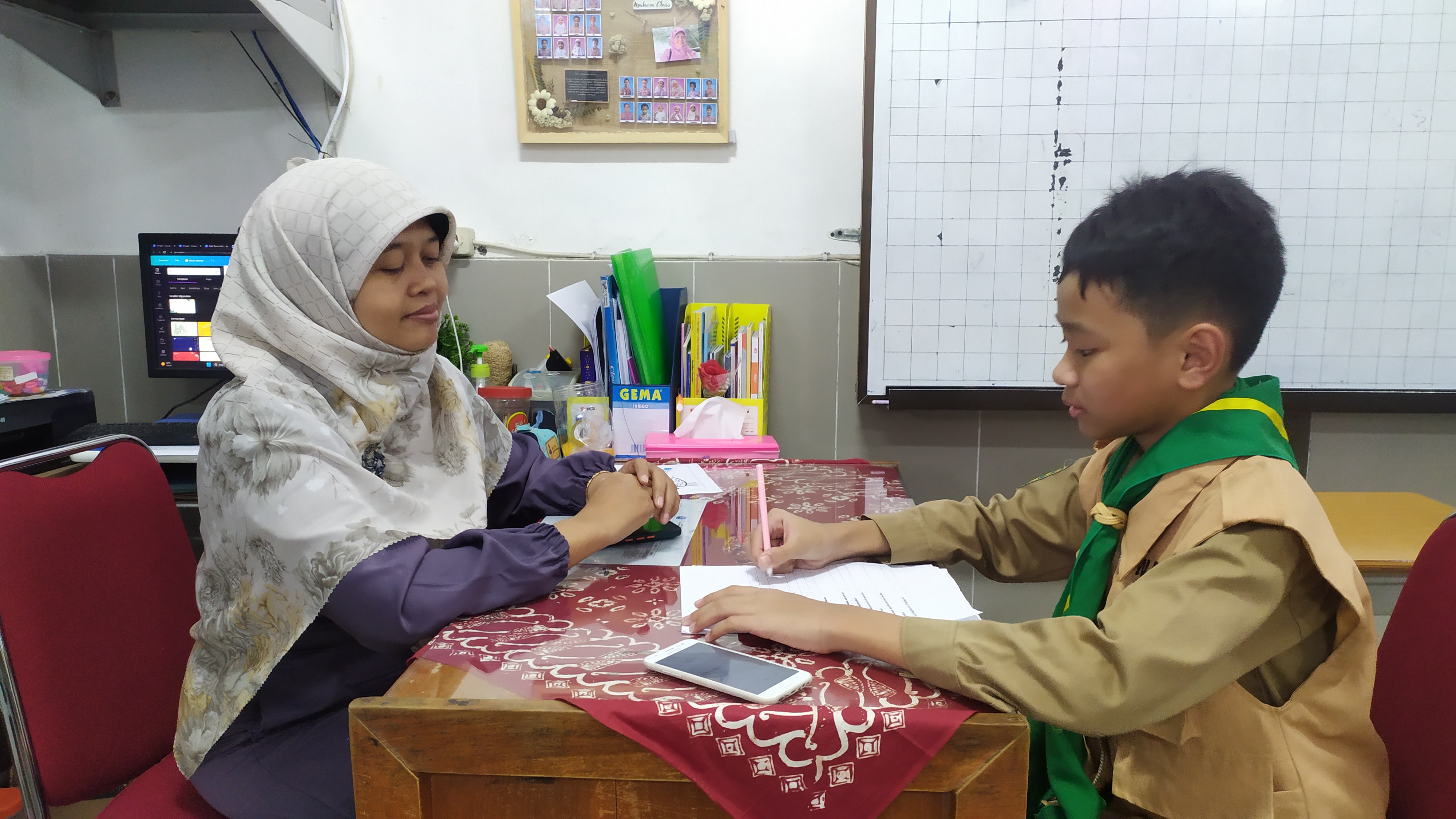 Ahmad Zulfikar Alam mewawancarai Ketua Panitia MPLS Ustazah Ummu Sulaim pada Jumat, 28 Juli 2023.