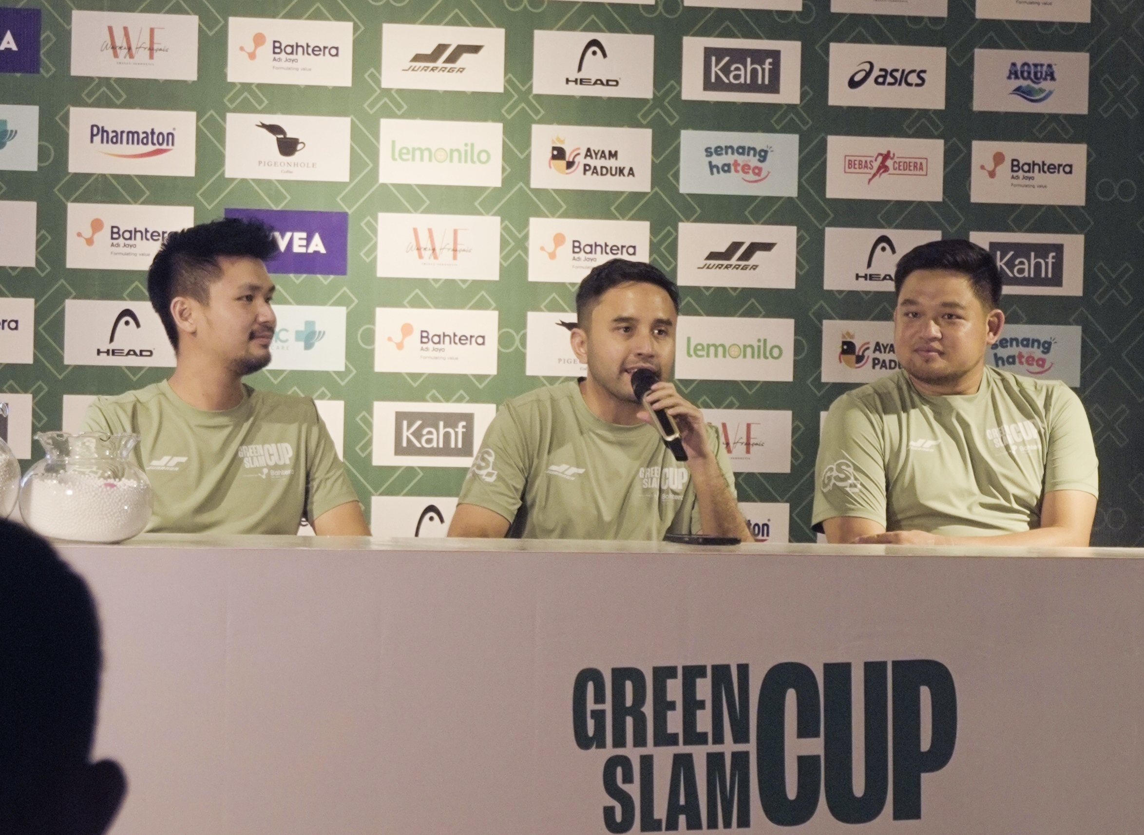 Ketua Penyelenggara Green Slam Cup La Ode Rendrian Maharsya (tengah) diapit Djwa Daniel Gunnar Hutomo (kiri) dan Revel Yehezkia (kanan).