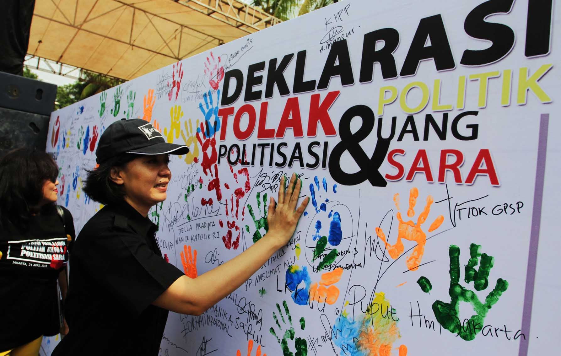 Peserta membubuhkan cap telapak tangan dan tanda tangan pada acara Deklarasi Tolak Politik Uang dan Politisasi SARA.