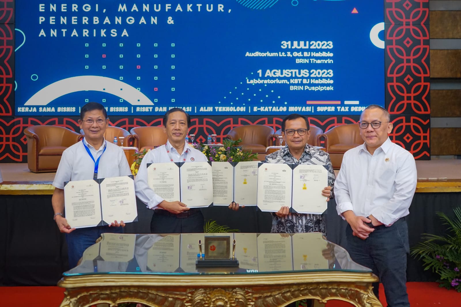 Kepala BRIN, Laksana Tri Handoko (kanan) bersama Direktur Utama SIG, Donny Arsal (kedua kanan) di Kantor Pusat BRIN.