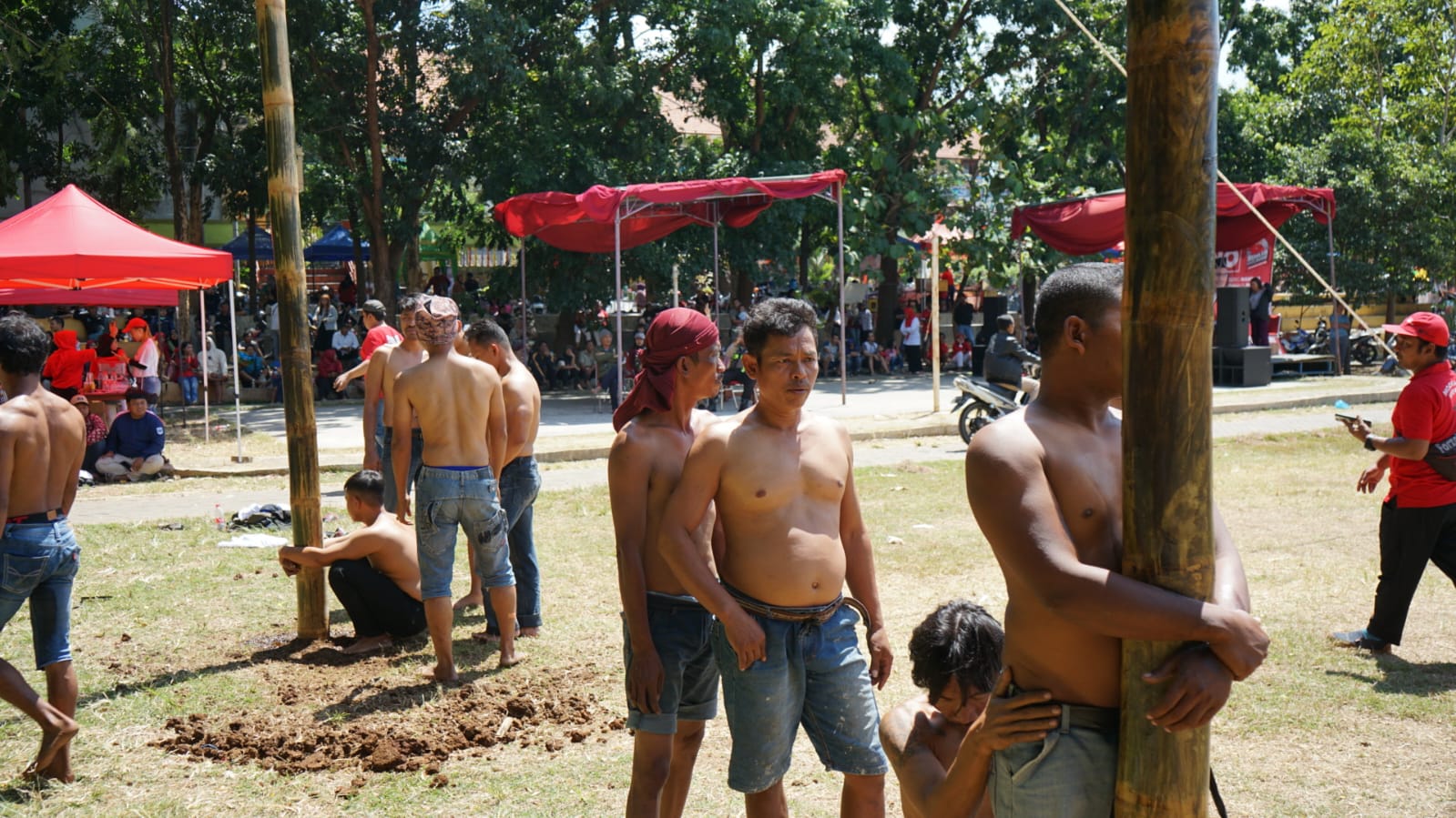 Relawan Sedulur Saklawse menggelar berbagai kegiatan lomba panjat pinang di Kota Semarang, Jateng, Kamis (17/8).