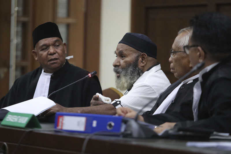 KPK akan membuktikan Lukas Enembe menerima suap sampai bermain judi di Singapura.