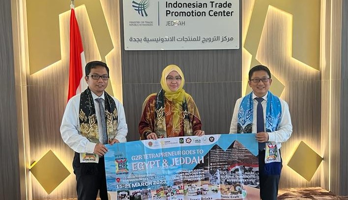 Pendiri, konseptor dan tenaga ahli Global Gotong Royong Tetrapeneur, Rika Fatimah (tengah).