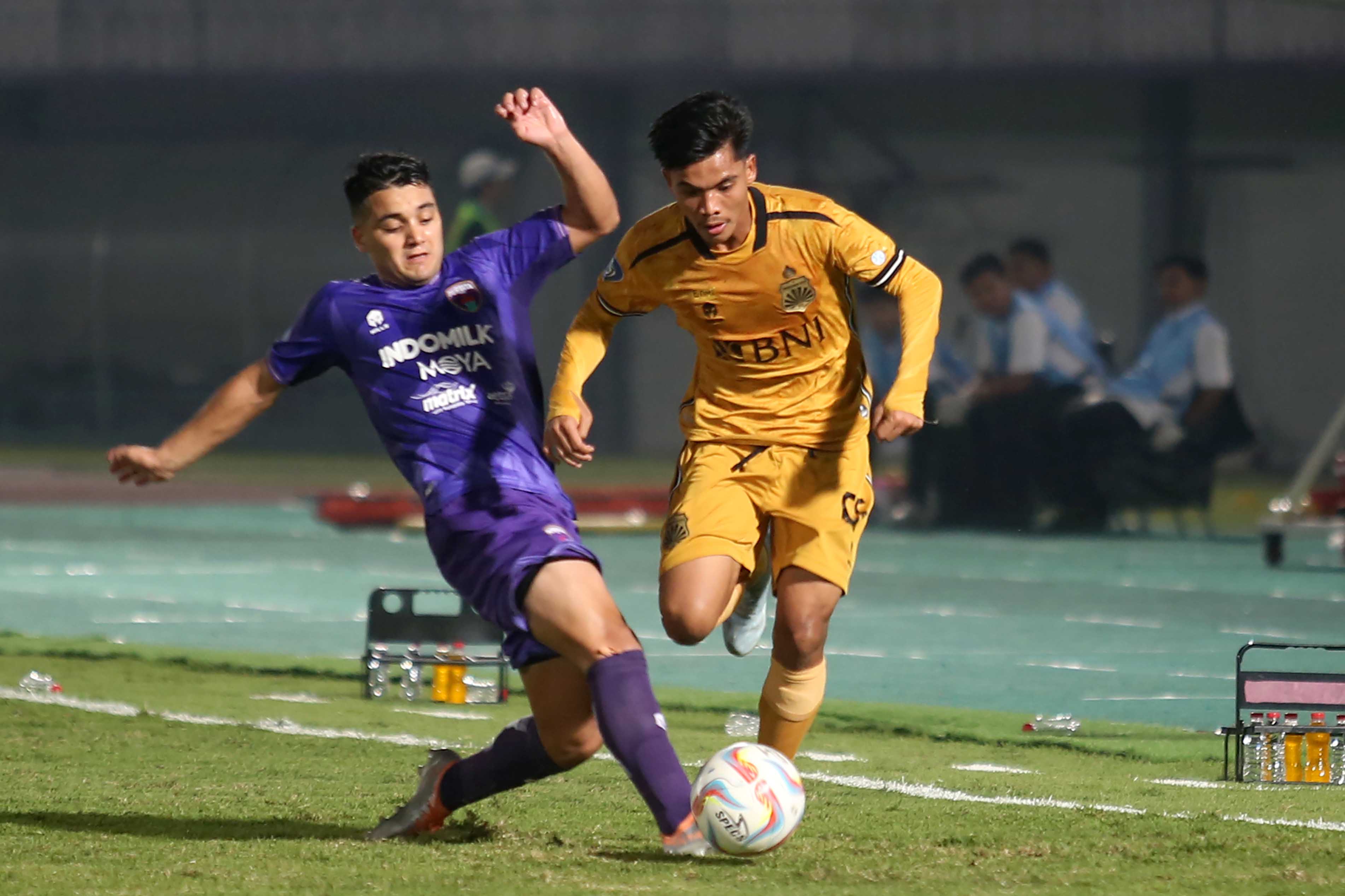 Pesepak bola Persita Tangerang Ezequiel Vidal (kiri).