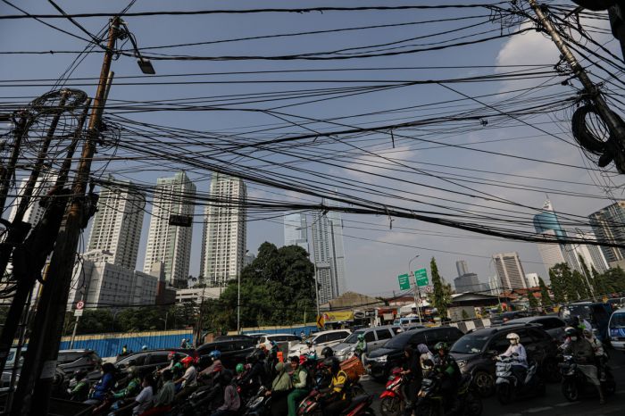 Ilustrasi: kabel serat optik di antara tumpukan kabel yang semrawut di kawasan Tanah Abang, Jakarta.