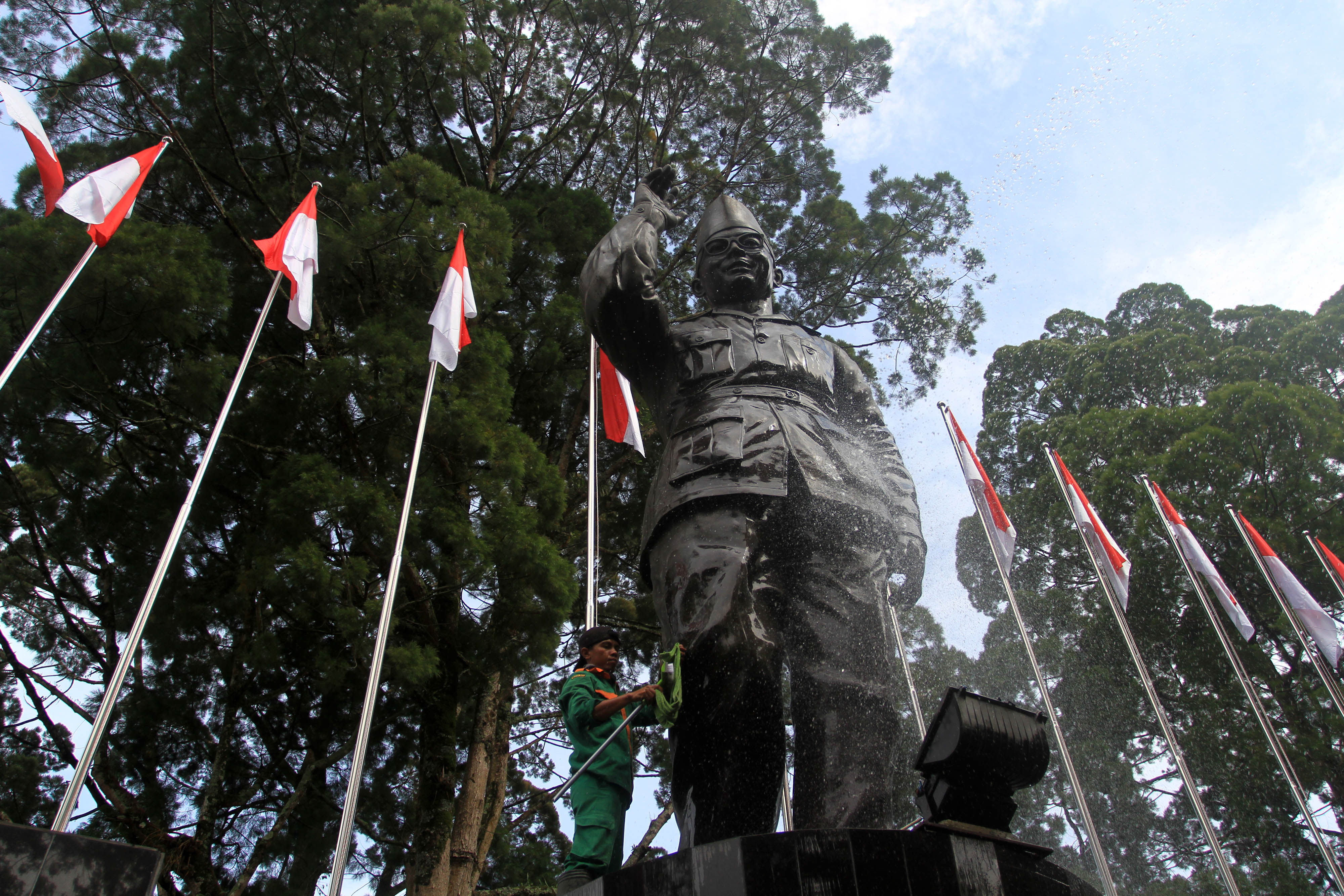 Petugas membersihkan monumen Bung Hatta, di kawasan Istana Bung Hatta, Bukittinggi, Sumatra Barat, Kamis (10/8).