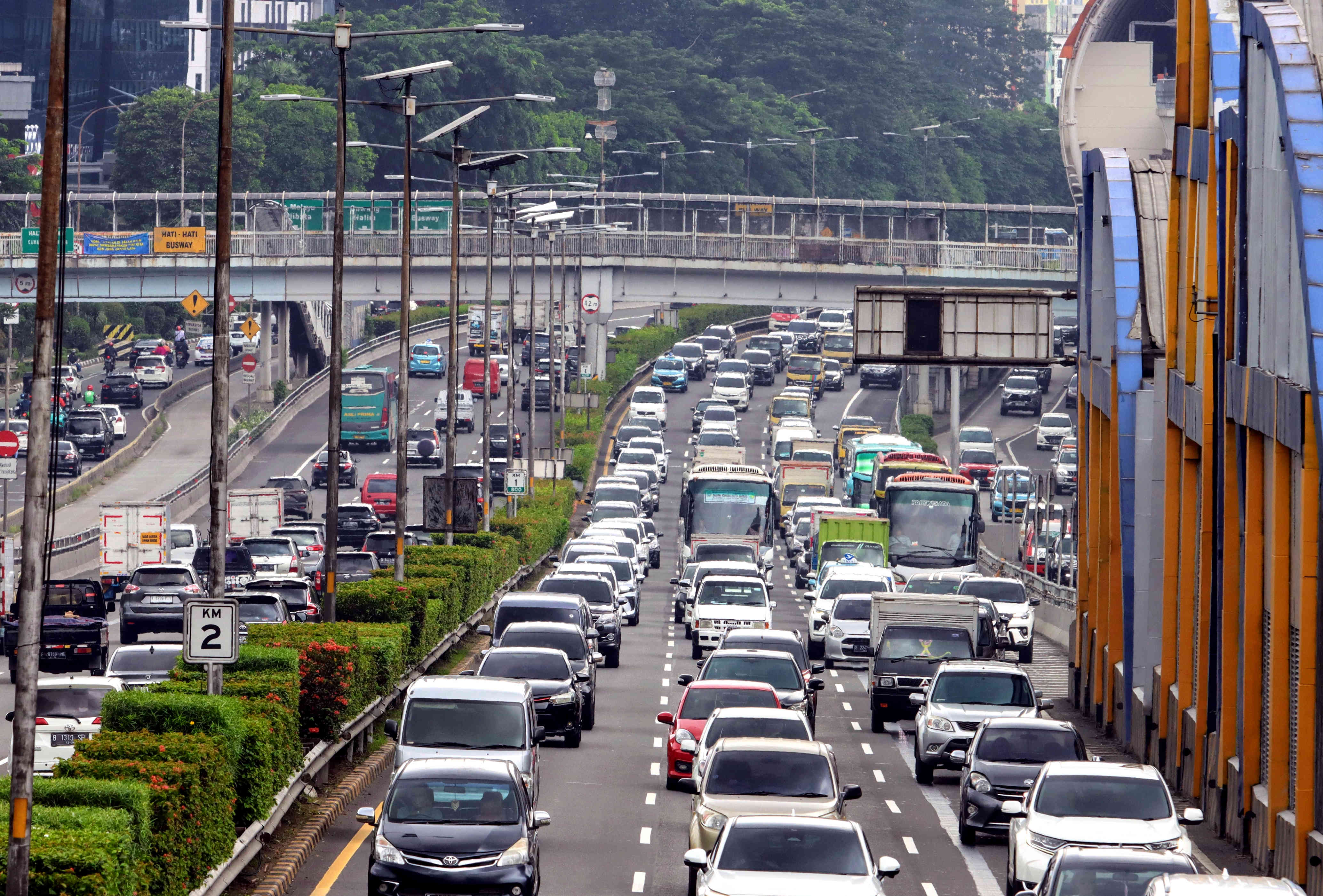 Kepadatan lalulintas di tol dalam kota ruas Cawang-MT haryono