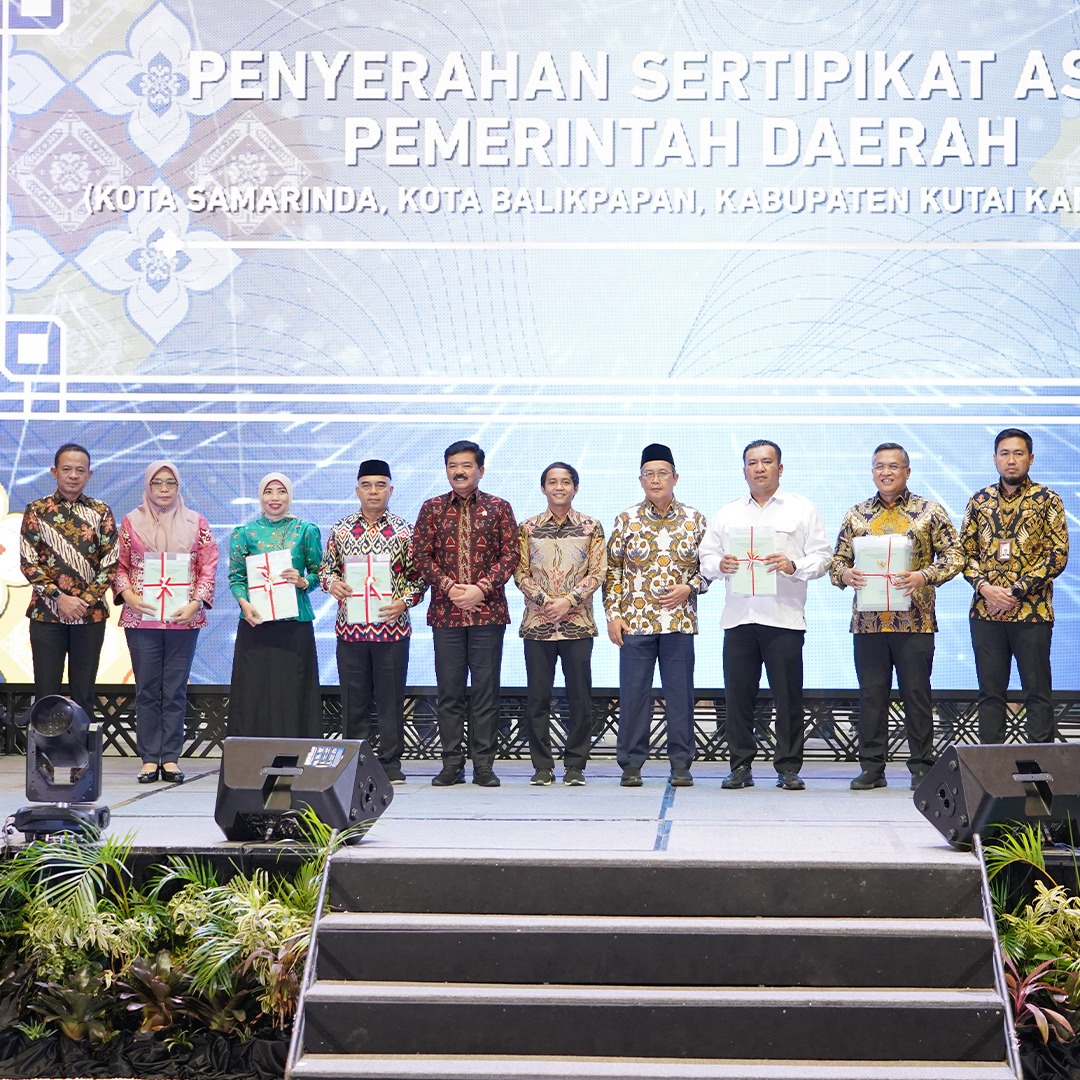 Menteri ATR/BPN Hadi Tjahjanto menyerahkan sejumlah sertifikat aset Badan Usaha Milik Negara dan pemerintah daerah di Kalimantan Timur.