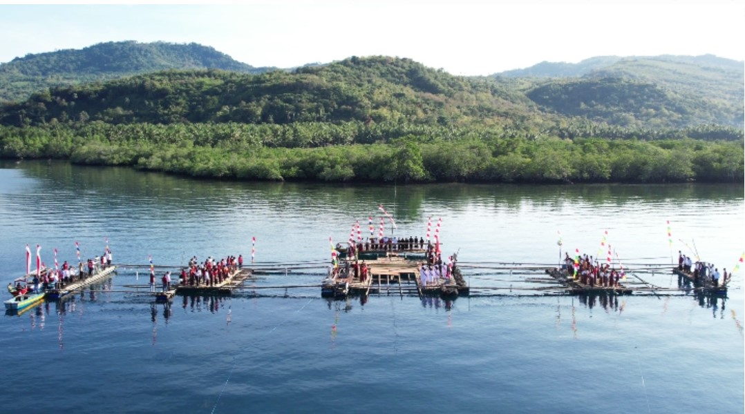 Warga Desa Sina Hadigala Rayakan HUT RI ke-78 di Atas Laut