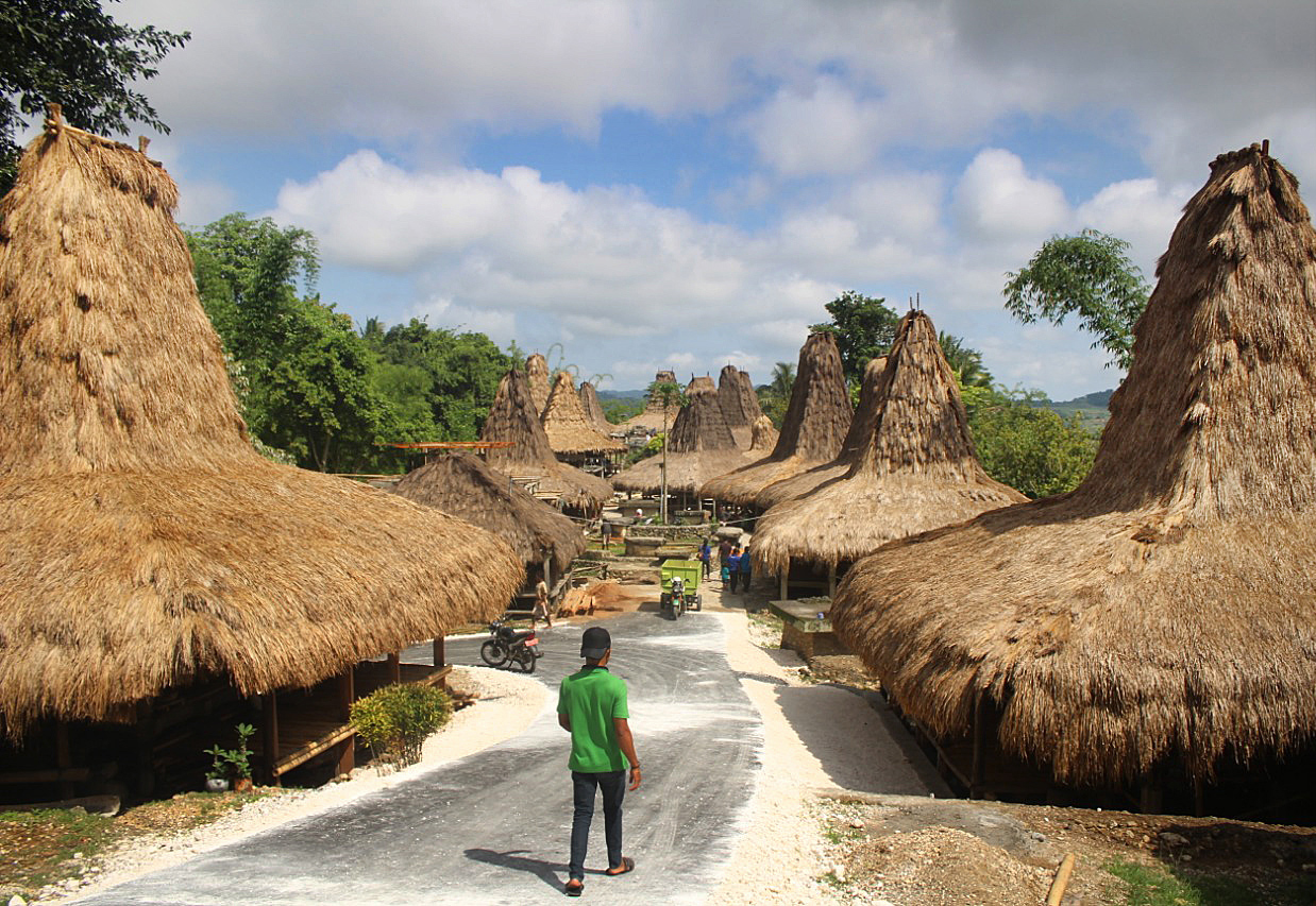 Sejumlah bangunan tradisional berdiri di Kampung Prai Ijing di Desa Tebara, Desa Tebara, Kecamatan Waikabubak, Kabupaten Sumba Barat, NTT.