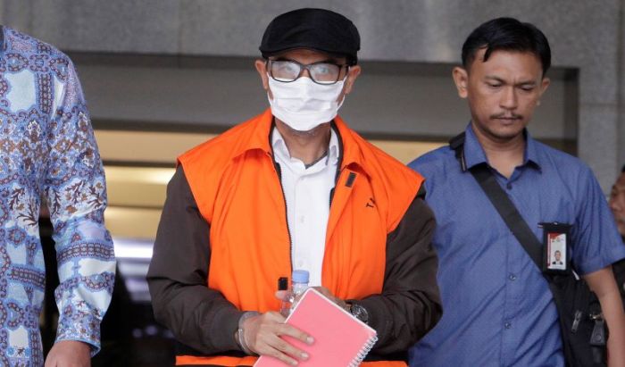 Hakim agung non-aktif Gazalba Saleh berjalan keluar usai menjalani persidangan di Gedung KPK