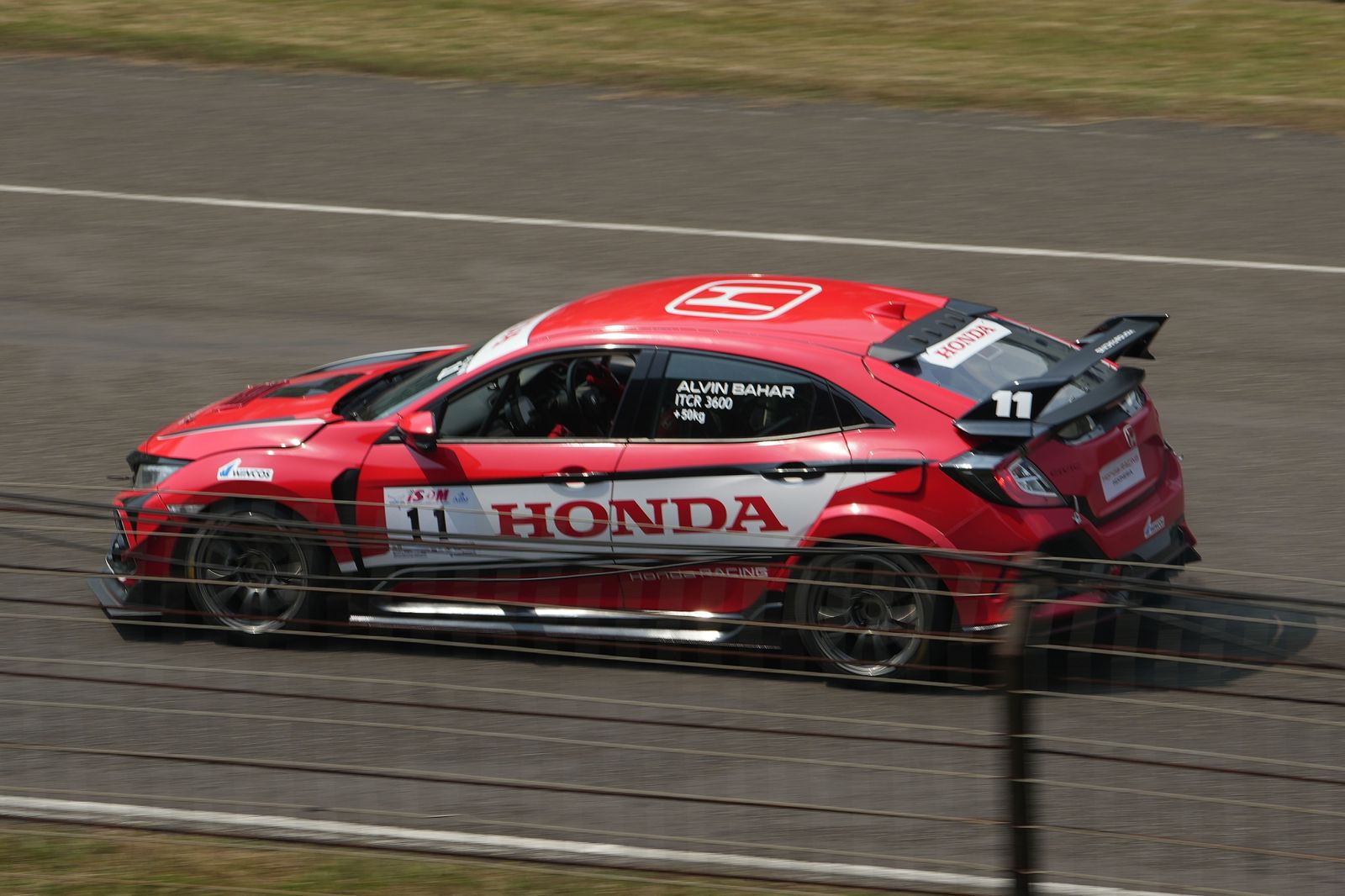 Avila Bahar mengendarai mobil balapnya di Seri III Issom 2023