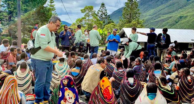 Proses penyaluran bantuan kepada masyarakat Puncak Jaya, Papua Tengah