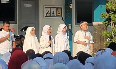 Para siswa menyanyikan lagu Muharramku Muharrammu di SD Muhammadiyah 1 GKB Gresik, Jawa Timur.