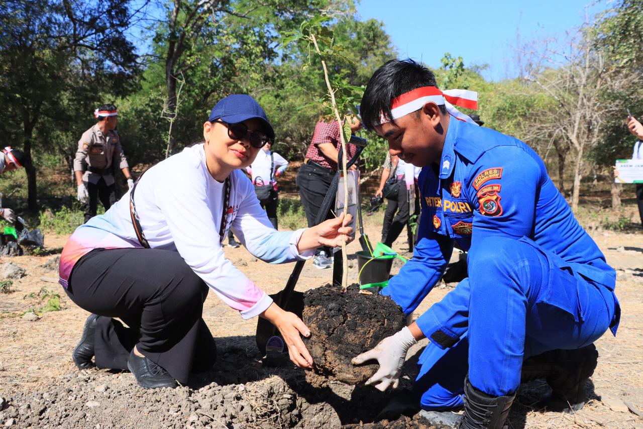 Delegasi AMMTC bersama Polri tanam pohon di Taman Nasional Komodo