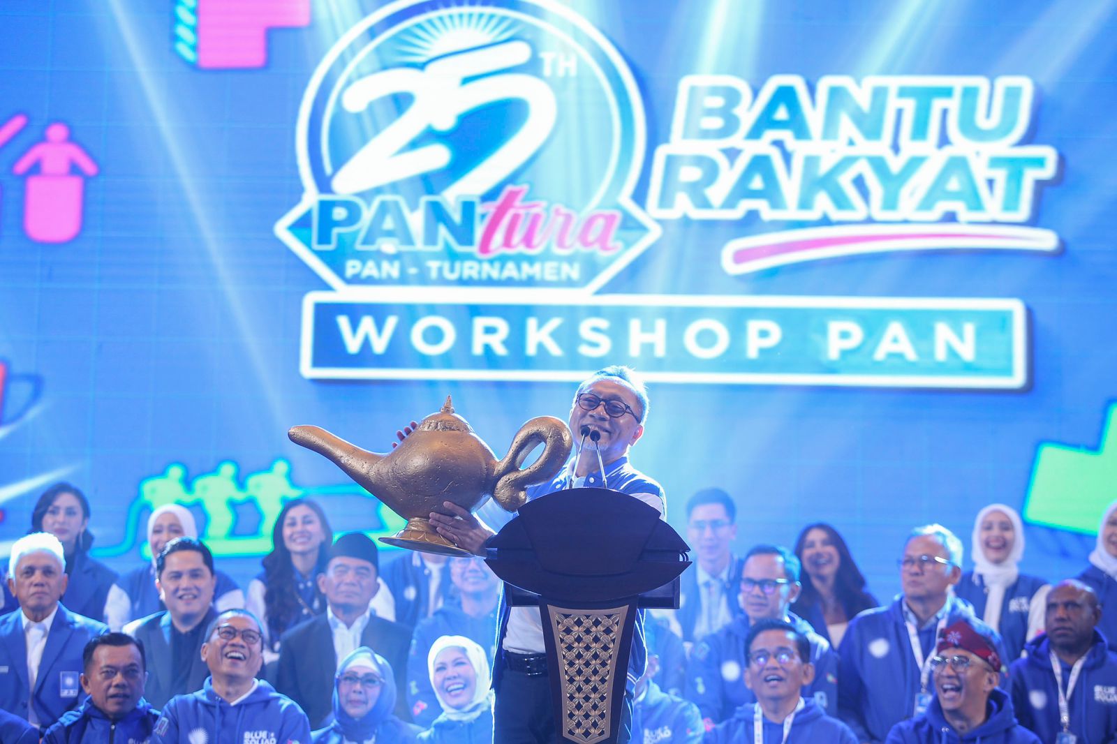 Ketua Umum PAN yang juga Menteri Perdagangan Zulkifli Hasan meminta kader PAN bekerja untuk kepentingan rakyat.