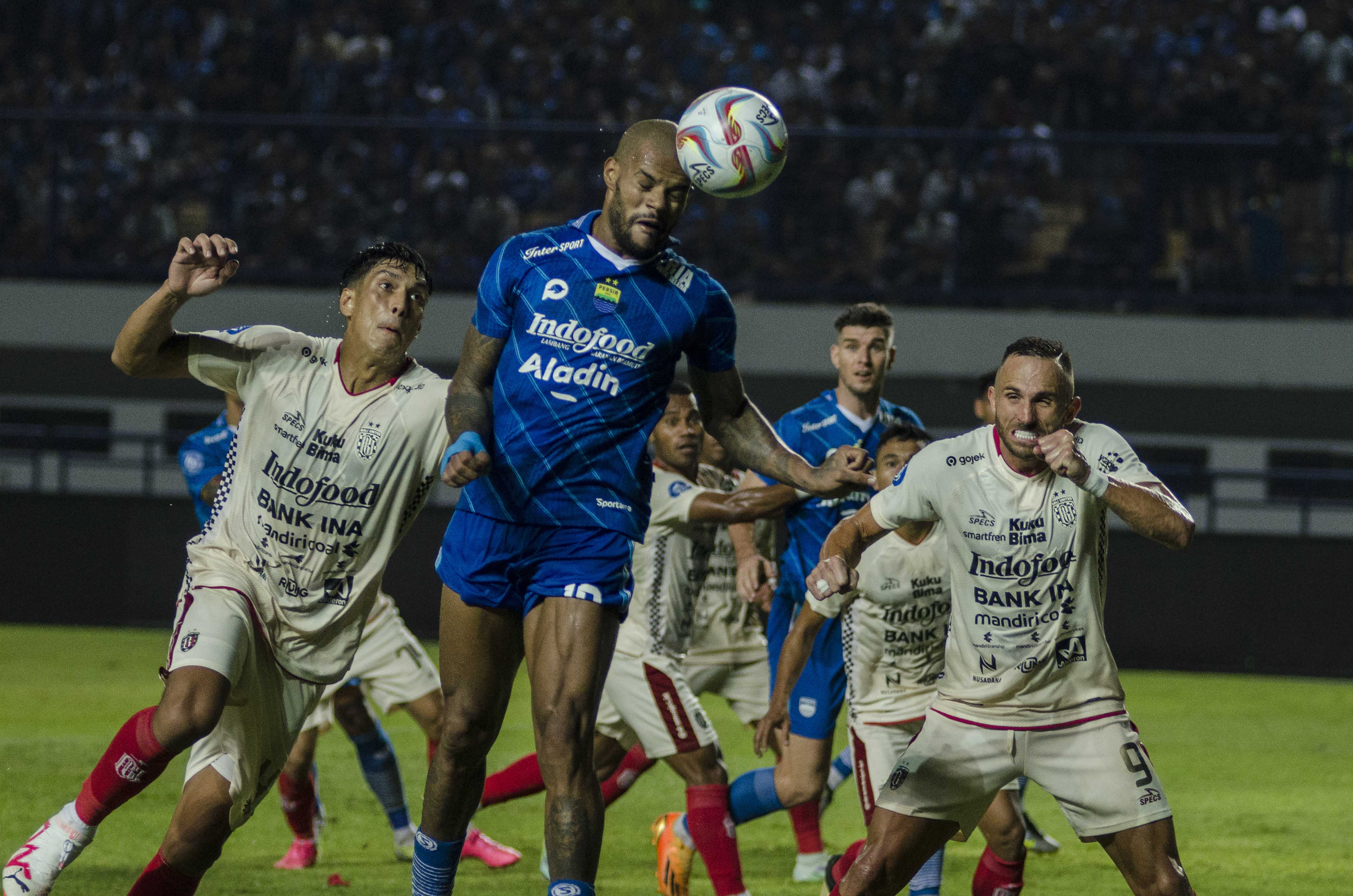 Pesepak bola Persib Bandung David Da Silva (kedua kiri) menyundul bola saat dihadang pesepak bola Bali United Yusef Dolah (kiri).