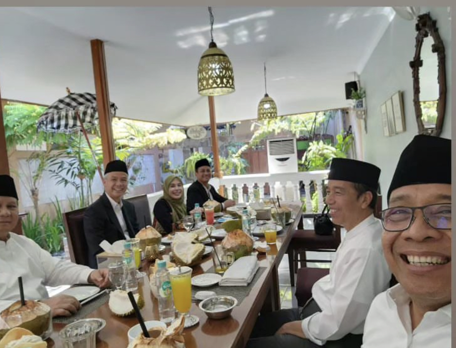 Stafsus Presiden Unggah Jokowi Makan Siang Bersama Ganjar dan Prabowo di Pekalongan