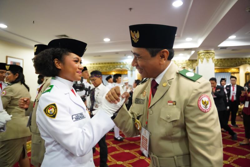 Pembawa baki Bendera Merah Putih Lily Wenda bersalaman dengan Pembina Paskibraka.