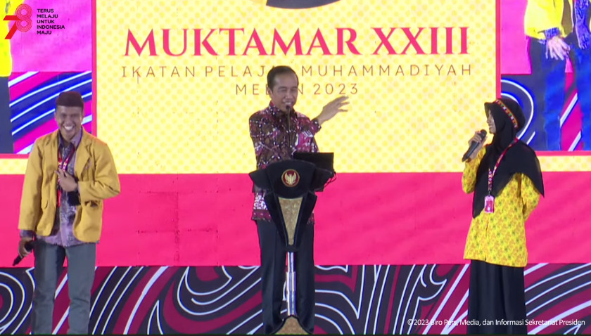 Presiden Jokowi memberi pertanyaan kuis pada peserta Muktamar Pelajar Muhammadiyah, di Sumatera Utara.