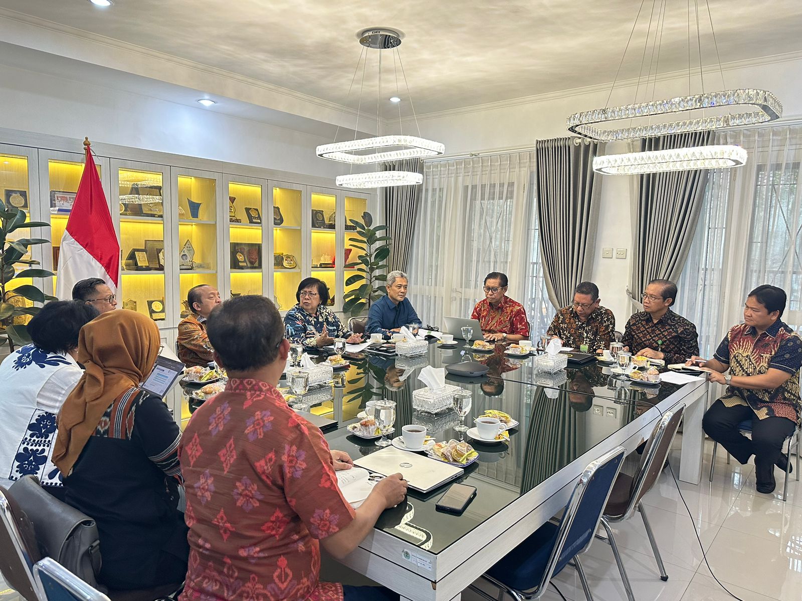 Menteri Lingkungan Hidup dan Kehutanan Siti Nurbaya memimpin rapat dalam mengatasi polusi udara di wilayah Jabodetabek. 