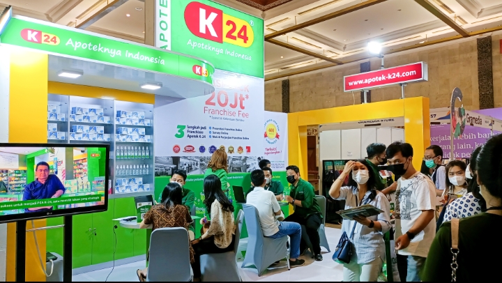 Booth Apotek K-24 di pameran