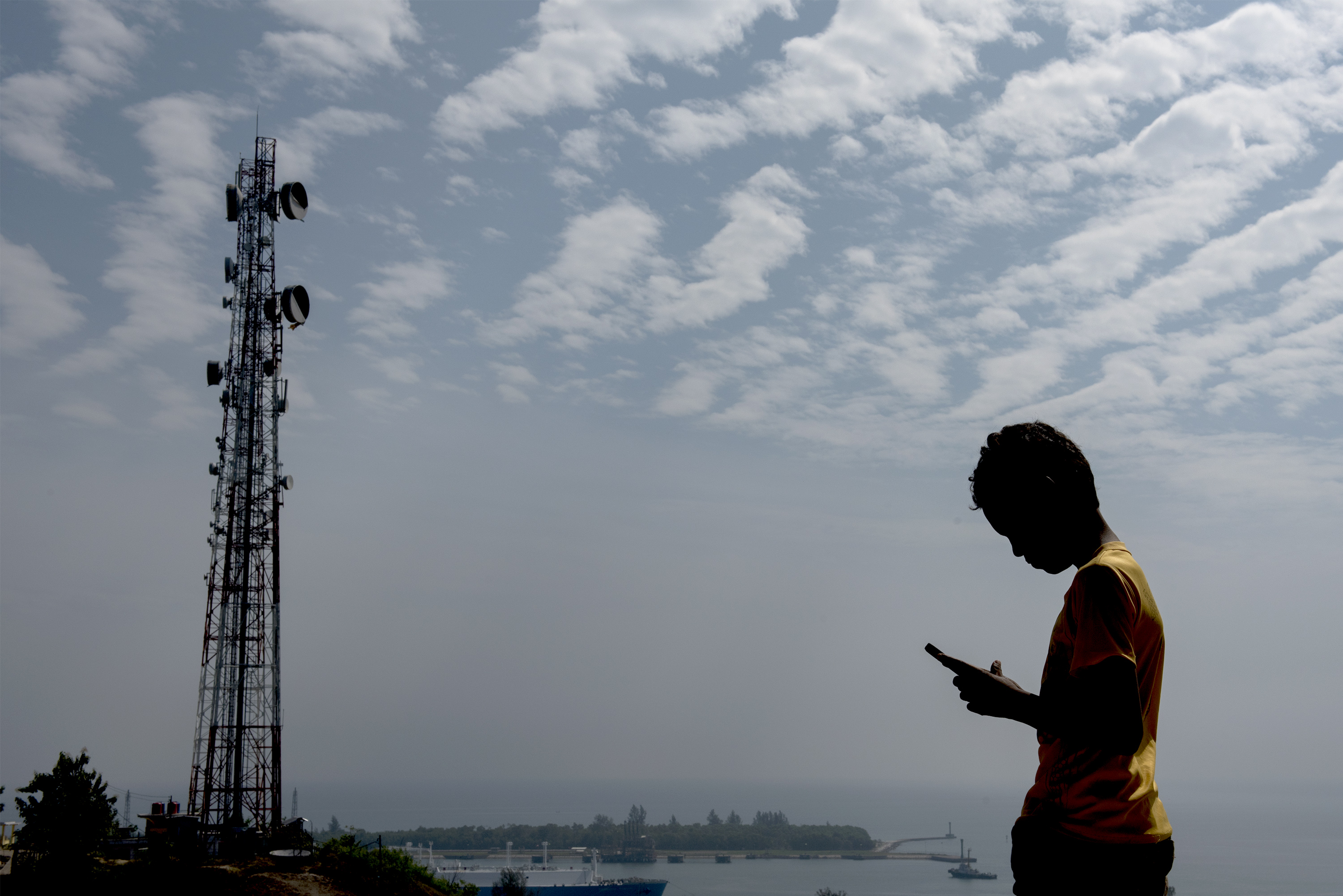 Seorang anak menggunakan alat komunikasi ponsel pintar di kawasan Blang Panyang, Lhokseumawe, Aceh, Kamis (25/6/2015). 