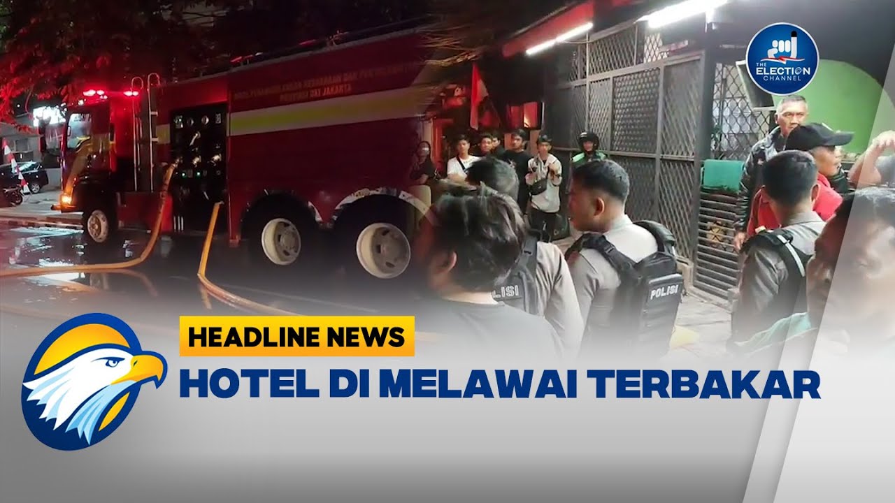 Mobil pemadam kebakaran melaju ke lokasi kebakaran hotel V2 di Melawai, Jakarta.