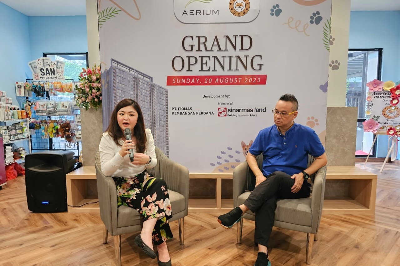 Perwakilan dari Social Dog, Roby Wirjanto, (kanan) dan Sales and Promotion Departement Head Sinar Mas Land Melani Winarti.